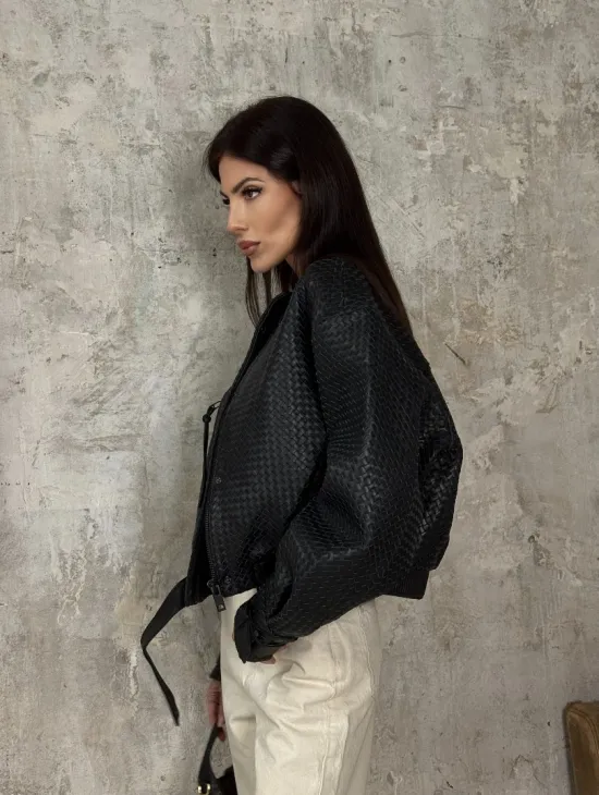 Черный женский бомбер из плетеной натуральной кожи - фото 10
