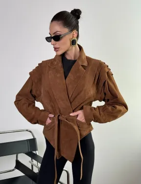 Модная приталенная куртка с плечиками - крылышками из замши Camel - фото 0