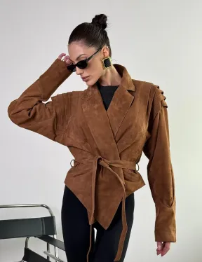Модная приталенная куртка с плечиками - крылышками из замши Camel - фото 4