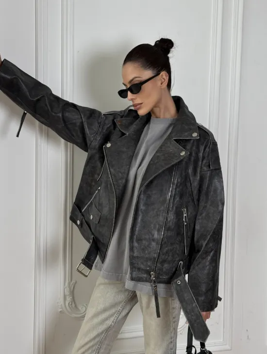 Косуха из натуральной серой кожи с эффектом винтажа и декоративными кнопками по краям воротника - фото 10