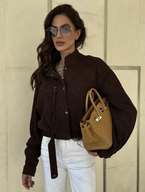 Кроп - бомбер из плетеной замшевой кожи в цвете шоколад - фото 7