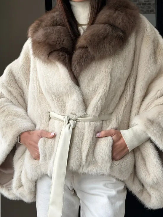 Светлое норковое пончо с воротником из куницы - фото 6
