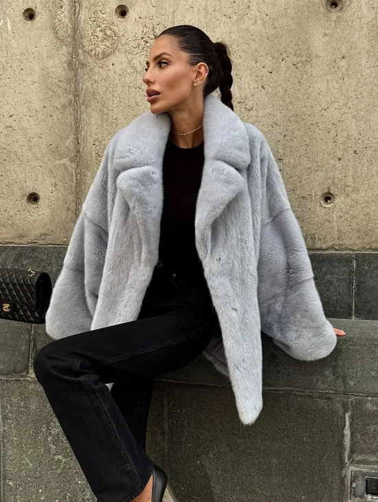 Элегантный полушубок из скандинавской норки небесно-голубого оттенка - фото 8