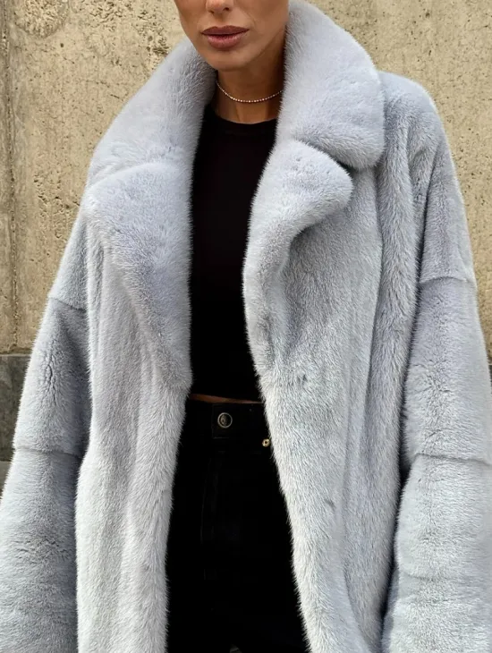 Элегантный полушубок из скандинавской норки небесно-голубого оттенка - фото 2