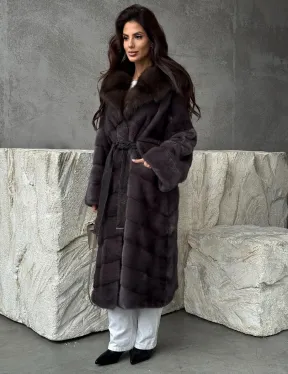 Шуба норковая графитовый ирис с капюшоном куницы - фото 8