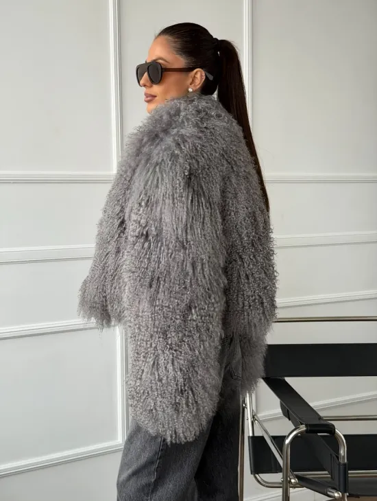Серая шубка из меха ламы - фото 6
