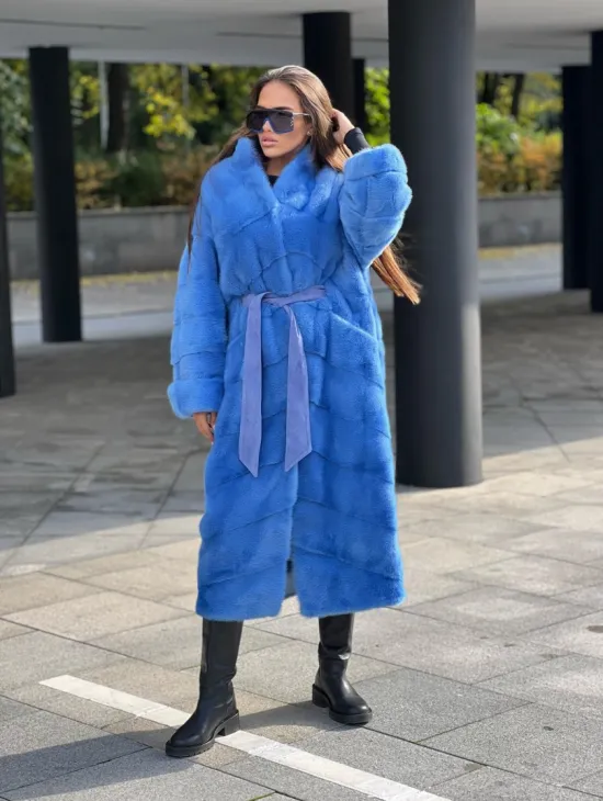 Удлиненная норковая шуба с поясом в голубом оттенке - фото 4