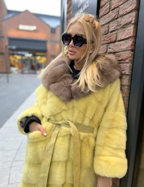 Шуба из плюшевой норки с капюшоном из меха куницы в лимонном цвете - фото 2
