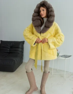 Норковое пончо - шуба с капюшоном из меха куницы - желтого цвета - фото 4